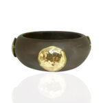 BRACELETE AMADEIRADO C/ BÓTONS DOURADO