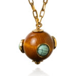 COLAR BOLA MADEIRA CRAVEJADA PEDRA TURQUESA - Imagem 2